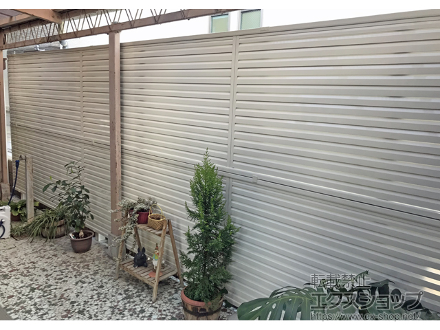 大阪府大阪市ののフェンス・柵 ミエーネフェンス 目隠しルーバータイプ 2段支柱 自立建て用（パネル2段） 施工例