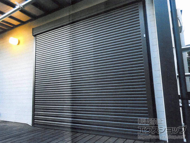 東京都町田市のLIXIL リクシル（トステム）のガレージシャッター ガレージシャッタークワトロ 電動式 外部付タイプ ※外部停電時開閉機構 施工例