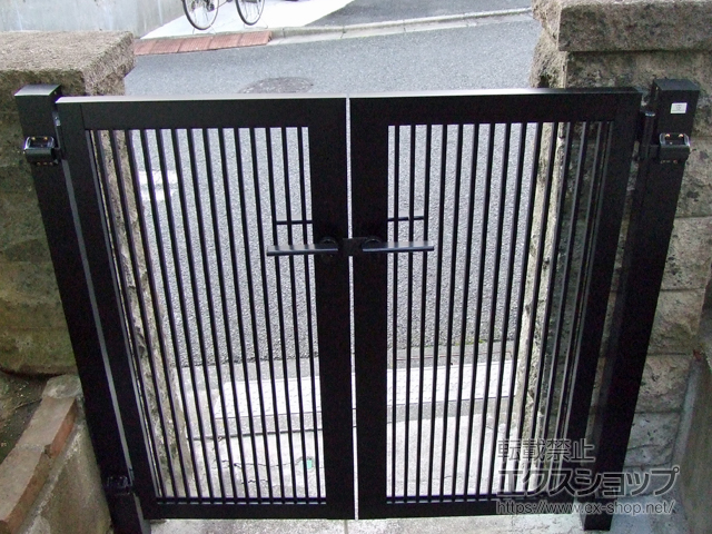 東京都世田谷区のの門扉 【特注】プレスタ門扉 2型 細たて桟 両開き 柱使用 施工例