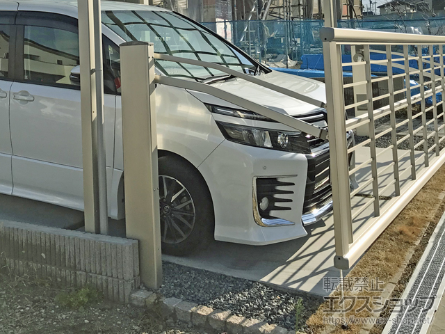 奈良県奈良市ののカーゲート ルシアスアップゲートワイド 1型 横格子 手動 施工例