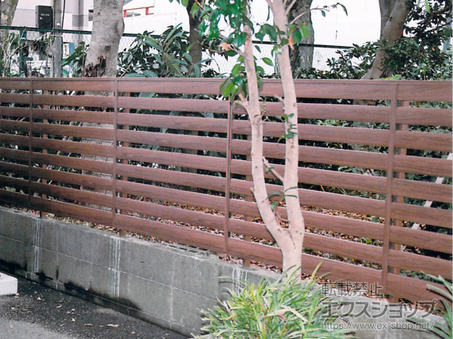 東京都調布市ののフェンス・柵 フェンスAA YS2型 横スリット 木調カラーフリーポールタイプ 施工例