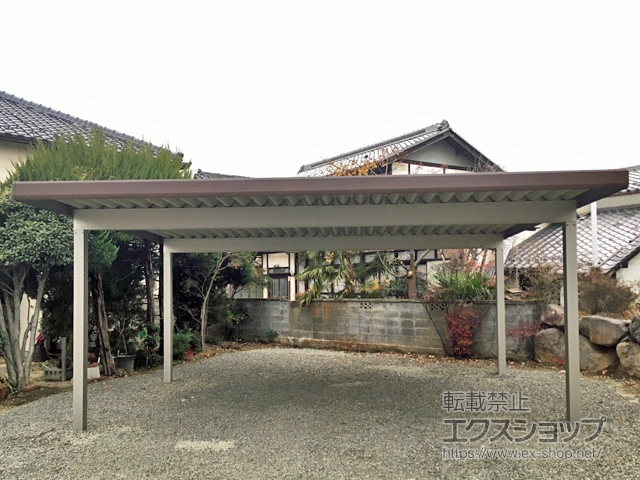 山梨県山梨市ののカーポート レオンポートneo 2台用  角柱4本柱　積雪〜50cm対応 木調マテリアルカラー 施工例