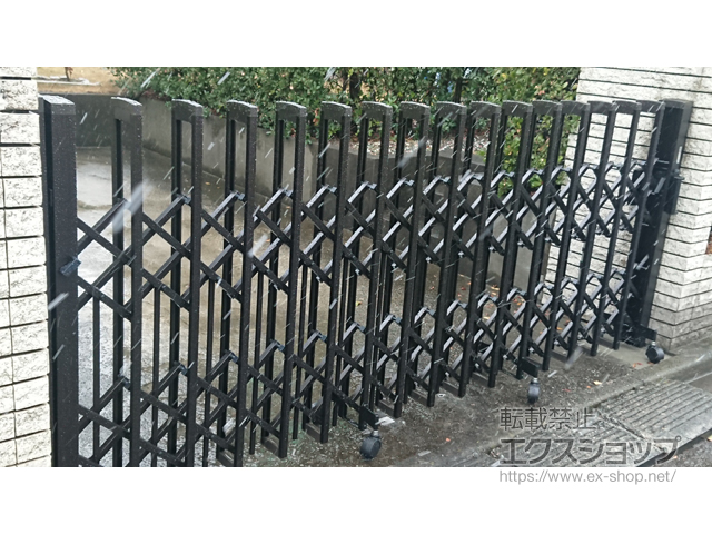 神奈川県藤沢市ののカーゲート トリップゲートII P型 ペットガード付き ノンレール 片開き　31Ｓ 施工例