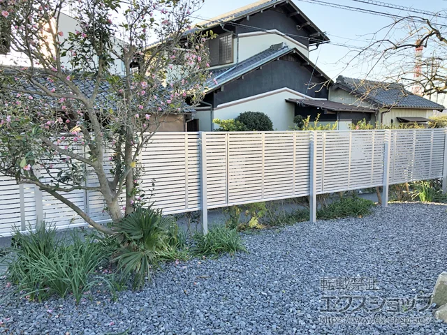 愛知県西尾市のYKKAPのフェンス・柵・塀 シンプレオフェンス3型 横太格子 2段支柱 自立建て用（パネル1段） 施工例