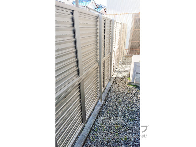 静岡県富士市ののフェンス・柵 シンプレオフェンス13型 目隠しルーバー 2段支柱 ブロック建て用(パネル2段) 施工例