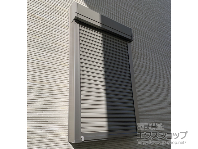 茨城県つくば市のLIXIL リクシル（トステム）の窓シャッター 【特注】リフォームシャッター 手動式 標準タイプ 施工例