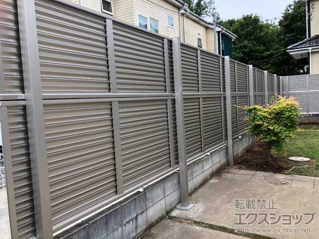 埼玉県川越市ののフェンス・柵 ミエーネフェンス 目隠しルーバータイプ 2段支柱 自立建て用 施工例