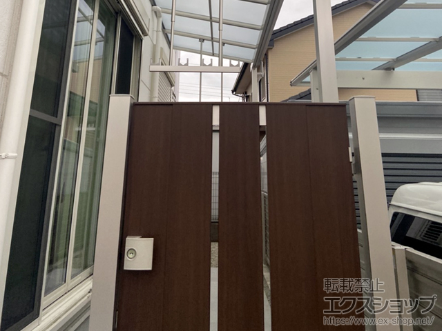 静岡県富士宮市のの門扉 ルシアス門扉BS01型 たてスリット 片開き 複合カラー 門柱使用 施工例