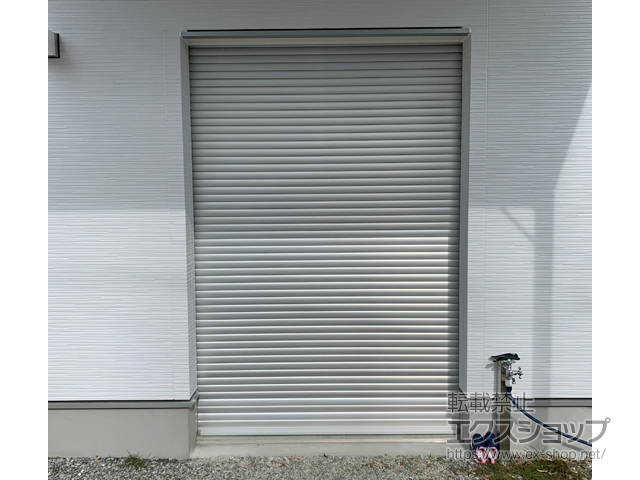 静岡県浜松市のLIXIL リクシル（トステム）のガレージシャッター ガレージシャッタークワトロ 電動式 内部付タイプ ※外部停電時開閉機構 施工例