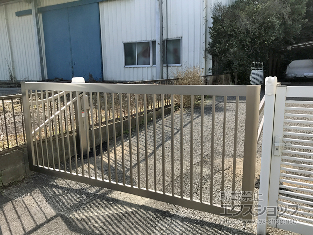 千葉県千葉市ののカーゲート スウィングアップゲート2型 縦格子 電動式 施工例