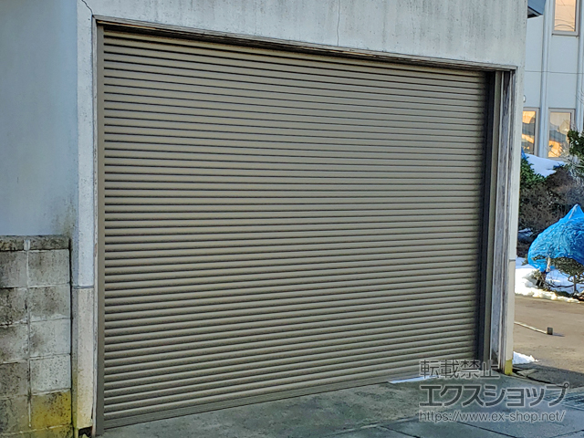 青森県南津軽郡藤崎町のLIXIL リクシル（トステム）のガレージシャッター ガレージシャッタークワトロ 電動式 内部付タイプ 施工例