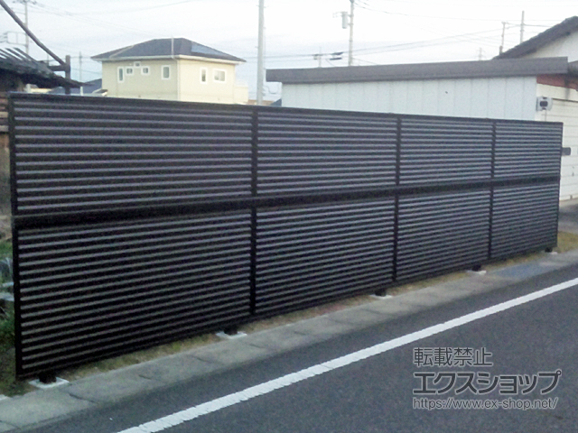 群馬県伊勢崎市ののフェンス・柵 ミエーネフェンス 目隠しルーバータイプ 2段支柱 自立建て用(パネル2段) 施工例