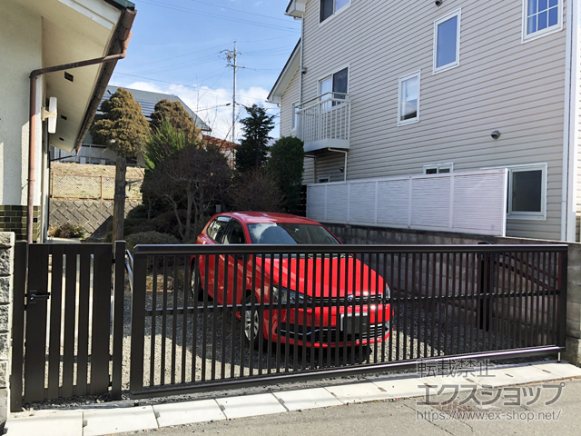 長野県松本市ののカーゲート ルシアスアップゲートワイド 4型 たて太格子 手動 施工例