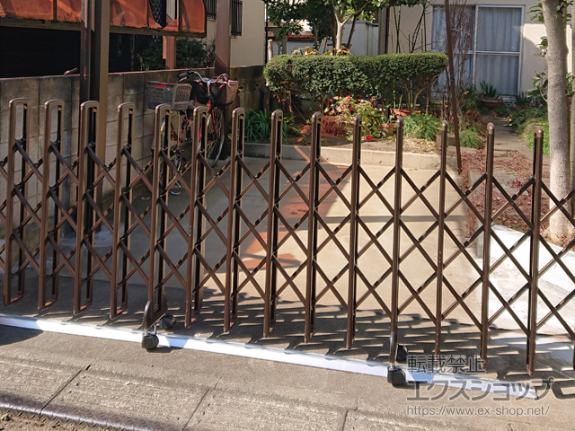 東京都東久留米市ののカーゲート レイオス1型 センターガイドレール 片開き 38S 施工例