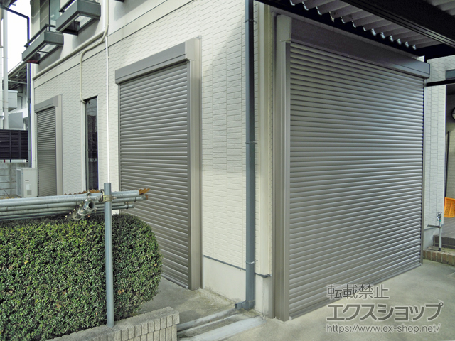 山形県山形市のLIXIL リクシル（トステム）のガレージシャッター ガレージシャッタークワトロ 電動式 外部付タイプ 施工例