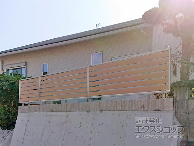 長崎県佐世保市ののフェンス・柵 ルシアスフェンスF04型 横板 木目カラー　自由柱施工 施工例