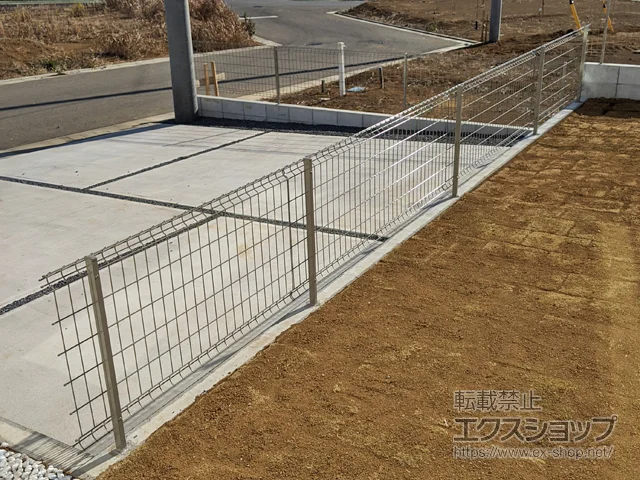 茨城県つくば市のLIXIL(リクシル)のフェンス・柵・塀 ハイグリッドフェンスUF8型　フリーポールタイプ 施工例