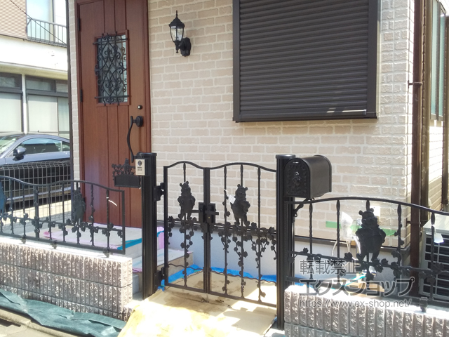 東京都目黒区のLIXIL リクシル(新日軽)の門扉 ディズニー門扉プーさんB型 両開き親子 丸門柱式 施工例