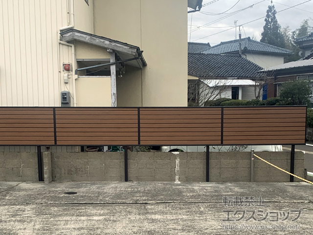 福井県福井市ののフェンス・柵 モクアルフェンス 目隠しタイプ 2段支柱 自立建て用 （パネル1段） 施工例
