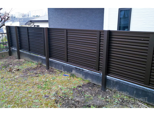 神奈川県横浜市ののフェンス・柵 ミエーネフェンス 目隠しルーバータイプ 2段支柱 自立建て用（パネル1段） 施工例