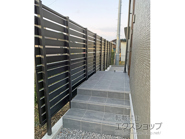長野県須坂市ののフェンス・柵 モクアルフェンス横板タイプ 2段支柱 ブロック建て用（パネル2段） 施工例
