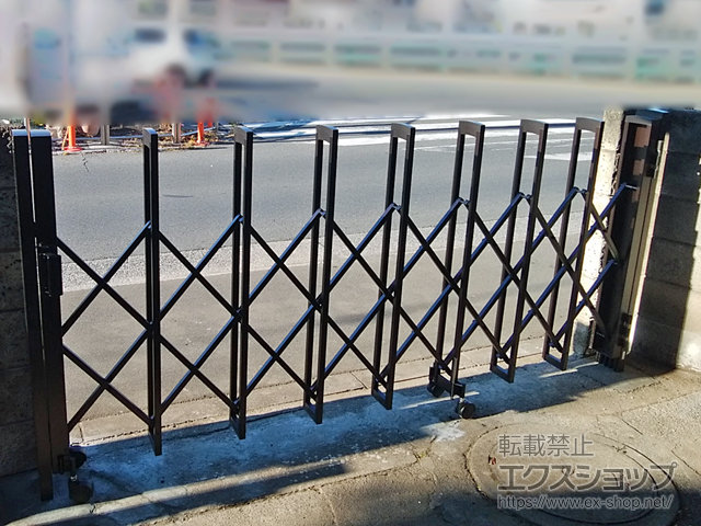 東京都東村山市ののカーゲート トリップゲートII 1型 シンプル ノンレール 片開き26Ｓ 施工例