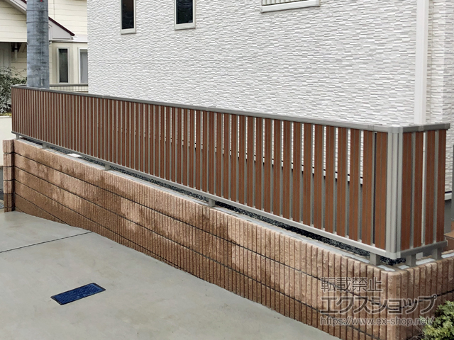 熊本県熊本市ののフェンス・柵 ルシアスフェンスF03型 たて半目隠し 木調カラー　自由柱施工 施工例