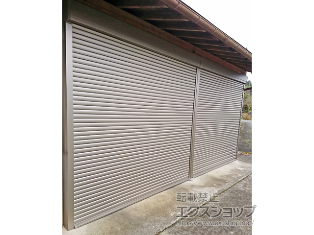 京都府南丹市のLIXIL リクシル（トステム）のガレージシャッター ガレージシャッタークワトロ 電動式 外部付タイプ *連窓仕様 施工例