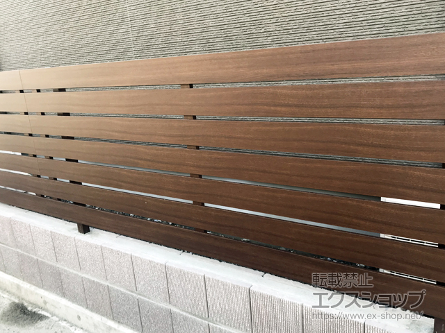 徳島県徳島市ののフェンス・柵 ルシアスフェンスH02型 横板格子 木調カラー 自由柱施工 施工例