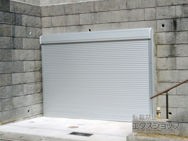 兵庫県西宮市のLIXIL リクシル（トステム）のガレージシャッター ガレージシャッタークワトロ 電動式 外部付タイプ ※外部停電時開閉機構 施工例