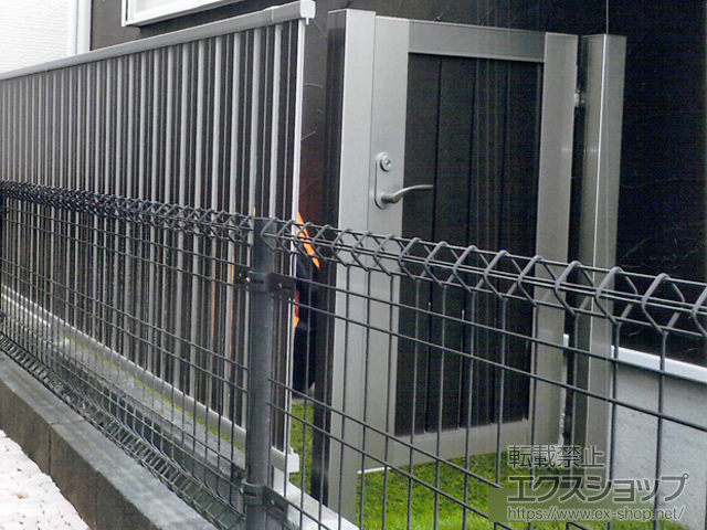 埼玉県北葛飾郡松伏町のの門扉 クレディ門扉 12型 木調カラー 縦面格子 片開き 施工例