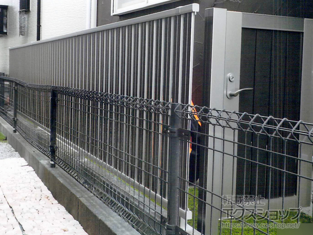 埼玉県北葛飾郡松伏町ののフェンス・柵 ルシアスフェンスF03型 たて半目隠し 木調カラー 自由柱施工 施工例