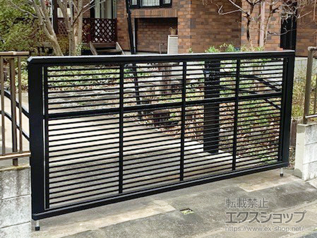 埼玉県比企郡小川町ののカーゲート ルシアスアップゲート 1型 横格子 電動式 施工例