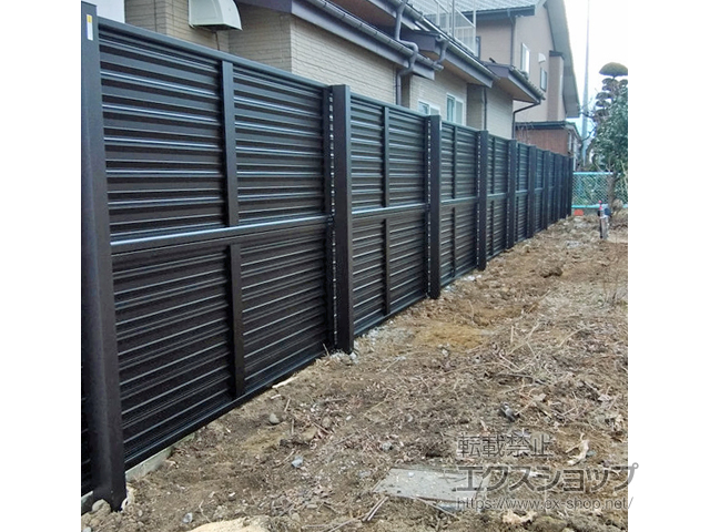 長野県北安曇郡池田町ののフェンス・柵 ミエーネフェンス 目隠しルーバータイプ 2段支柱 自立建て用(パネル2段) 施工例