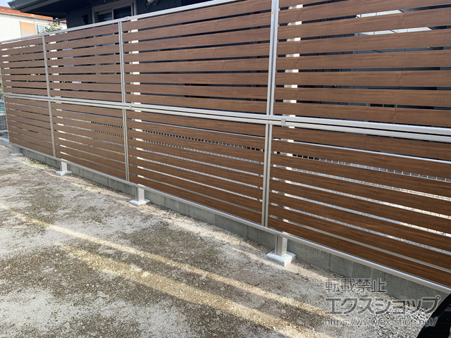佐賀県佐賀市ののフェンス・柵 ルシアスフェンスF04型 横板 木目カラー 2段支柱 自立建て用 施工例