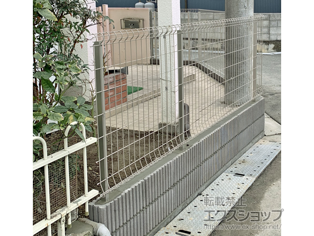 山梨県中央市ののフェンス・柵 イーネットフェンス 2F型 自由柱施工 施工例