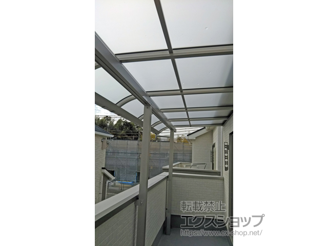 大阪府泉佐野市ののバルコニー・ベランダ屋根 プレシオステラスII R型 屋根タイプ 連棟 積雪〜20cm対応 施工例