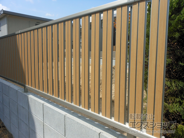 福井県敦賀市ののフェンス・柵 ルシアスフェンスF03型 たて半目隠し 木調カラー 自由柱施工 施工例