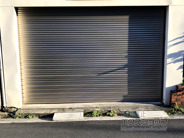 埼玉県川口市のLIXIL リクシル（トステム）のガレージシャッター ガレージシャッタークワトロ 電動式 内部付タイプ 施工例