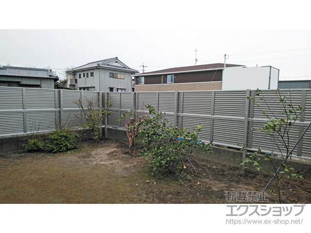 鹿児島県南さつま市ののフェンス・柵 ミエーネフェンス 目隠しルーバータイプ 2段支柱 自立建て用（パネル2段） 施工例