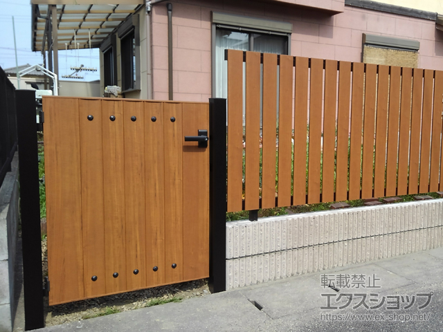 滋賀県栗東市のの門扉 【特注】ルシアス門扉BM02型 リブモール(鋲あり) 片開き 木調カラー 門柱使用 施工例