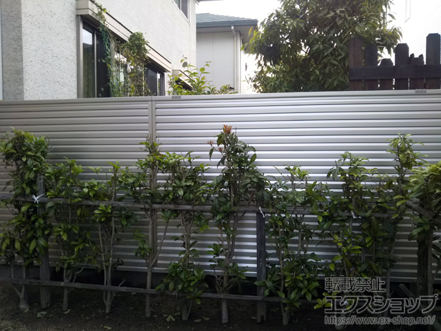 兵庫県芦屋市ののカーポート、フェンス・柵 ミエーネフェンス 目隠しルーバータイプ 2段支柱 自立建て用（パネル2段） 施工例