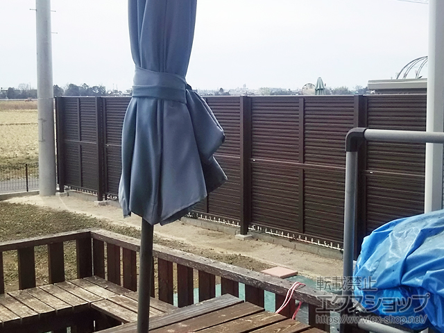 埼玉県羽生市ののフェンス・柵 ミエーネフェンス 目隠しルーバータイプ 2段支柱 自立建て用（パネル2段） 施工例