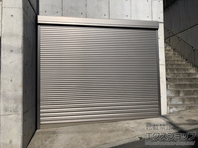 神奈川県横浜市のlixil リクシル トステム ガレージシャッター施工例 ガレージシャッタークワトロ 電動式 外部付タイプ 外部停電時開閉機構 1 神奈川県横浜市のlixil リクシル トステム ガレージシャッター施工例 ガレージシャッタークワトロ 電動式 外部付タイプ 外部停電時開閉機構 1