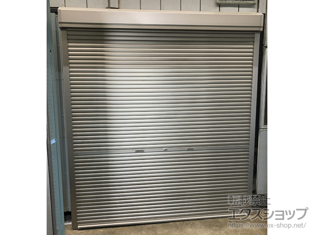 茨城県稲敷郡阿見町のLIXIL リクシル（トステム）のガレージシャッター ガレージシャッタークワトロ 手動式 外部付タイプ 施工例