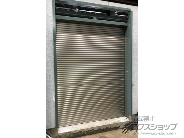 茨城県稲敷郡阿見町のLIXIL リクシル（トステム）のガレージシャッター ガレージシャッタークワトロ 手動式 内部付タイプ 施工例