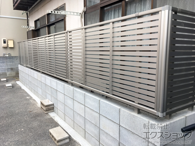 岡山県岡山市のYKKAPフェンス・柵施工例(シンプレオフェンス3型 横太格子 自由柱施工:57661852-1)