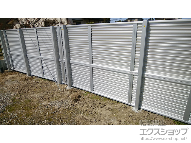 富山県富山市ののフェンス・柵 ミエーネフェンス 目隠しルーバータイプ 2段支柱 自立建て用（パネル2段） 施工例