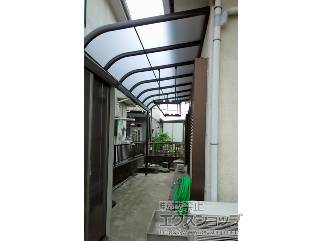 埼玉県羽生市のLIXIL リクシル（トステム）のテラス屋根 パワーアルファ RB型 テラスタイプ 単体 積雪〜30cm対応 施工例