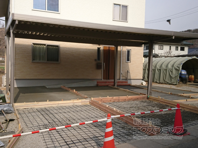 長野県松本市のLIXIL リクシル（トステム）のカーポート テリオスポートIII 3000 2台用 間口延長 角柱4本柱 積雪〜100cm対応 施工例